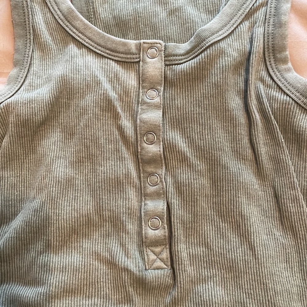 Sleeveless Green Ribbed Top - Picture 2 of 3